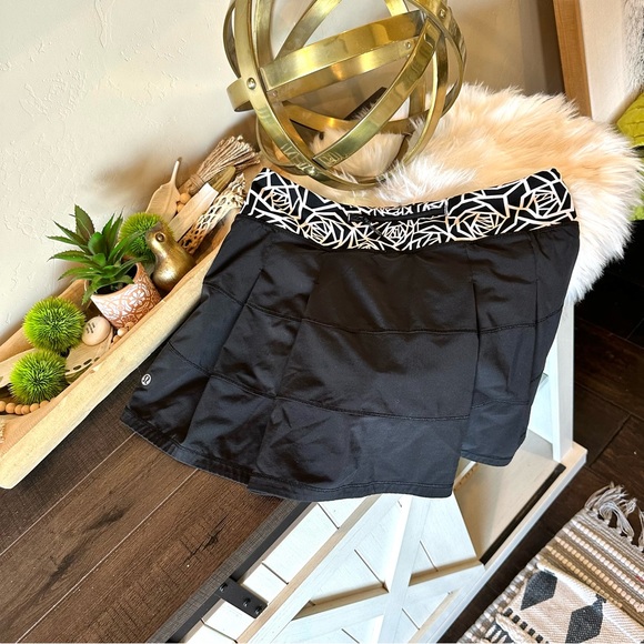 Lululemon Women’s Black & White Lined Tennis Skirt  Size 6 #515 - Picture 2 of 4